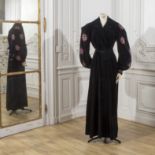 Jeanne LANVIN, collection Haute Couture, circa 1940. Manteau du soir long en velours noir.