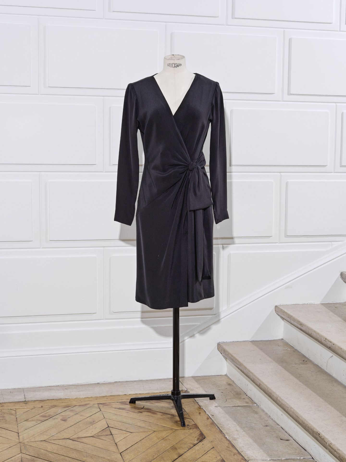 Yves SAINT LAURENT, collection Haute Couture, circa 1990. Robe de cocktail en soie noire.