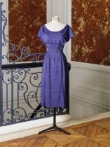 EISA, collection Haute Couture, circa 1958/1960. Robe de jour en shantung de soie bleue. Cr&#233...