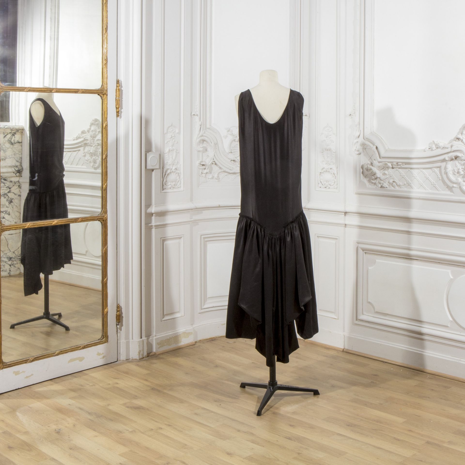 Louis BOULANGER, collection Haute Couture, circa 1928. Robe du soir en satin de soie noir.