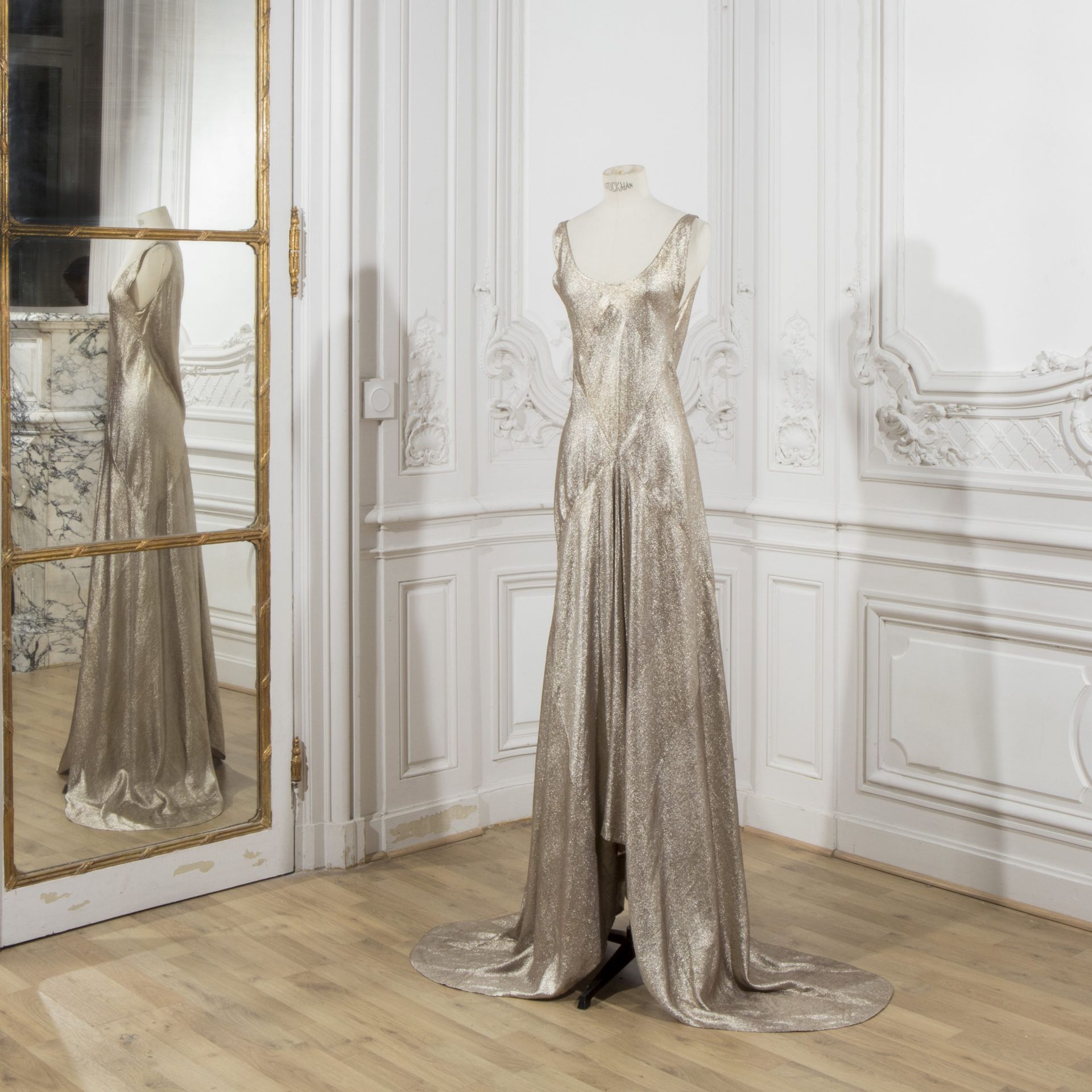 Madeleine VIONNET, collection Haute Couture, Et&#233; 1924. Robe du soir longue en lam&#233; or....