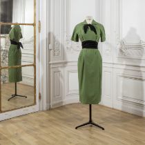 Christian DIOR, collection Haute Couture, Printemps-Et&#233; 1947. Robe de jour en lin vert.