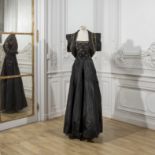 Jeanne LANVIN, collection Haute Couture, circa 1945. Robe longue et bol&#233;ro en reps noir. Cr...