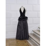 BALENCIAGA, collection Haute Couture, Automne-Hiver 1965. Robe du soir longue en taffetas de soi...