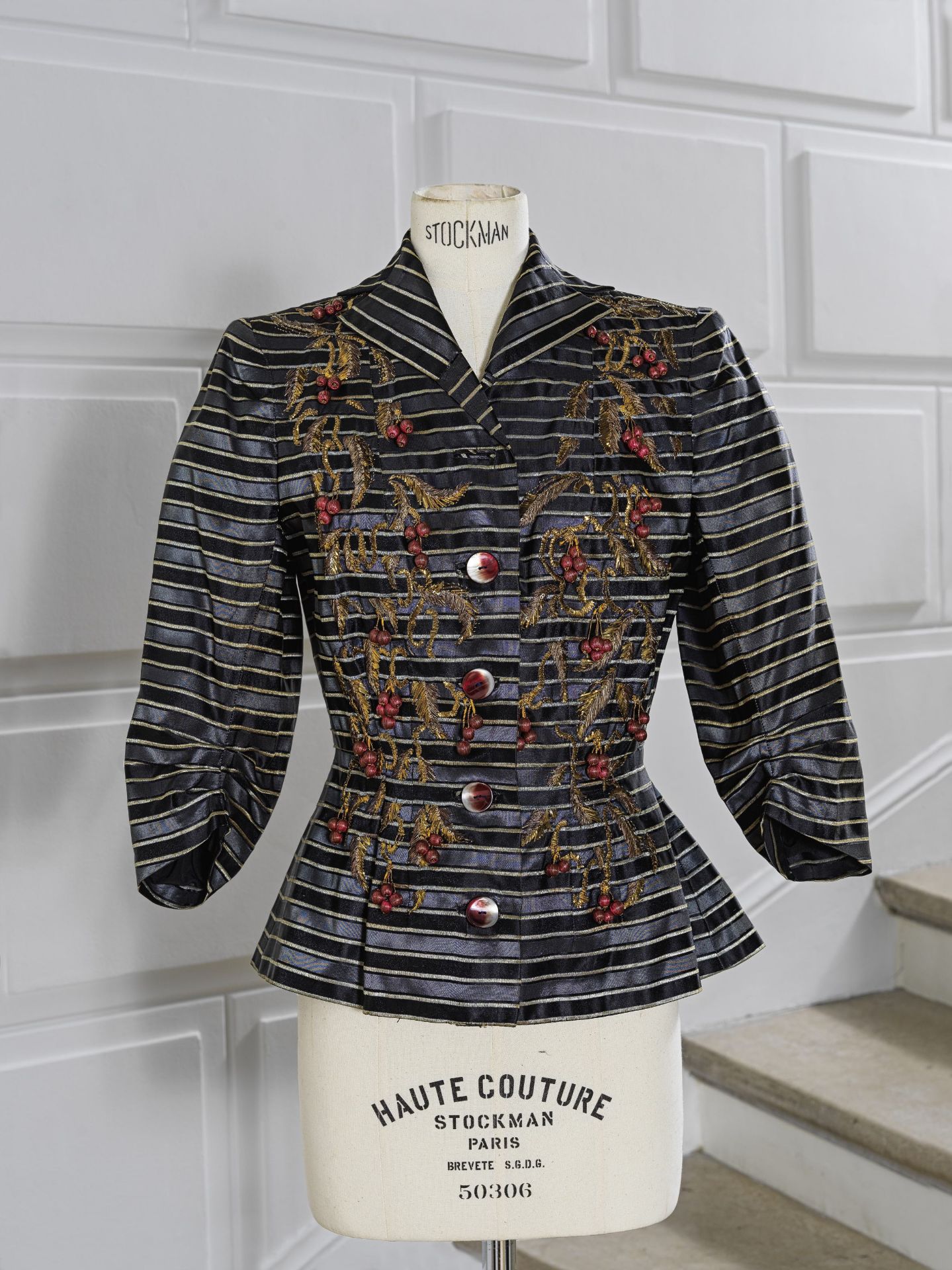 SCHIAPARELLI (attribu&#233; &#224;), collection Haute Couture, circa 1939/1940. Veste du soir br...