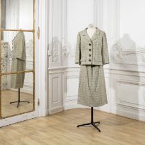 BALENCIAGA, collection Haute Couture, circa 1958/1962. Tailleur en tweed de laine gris et blanc....