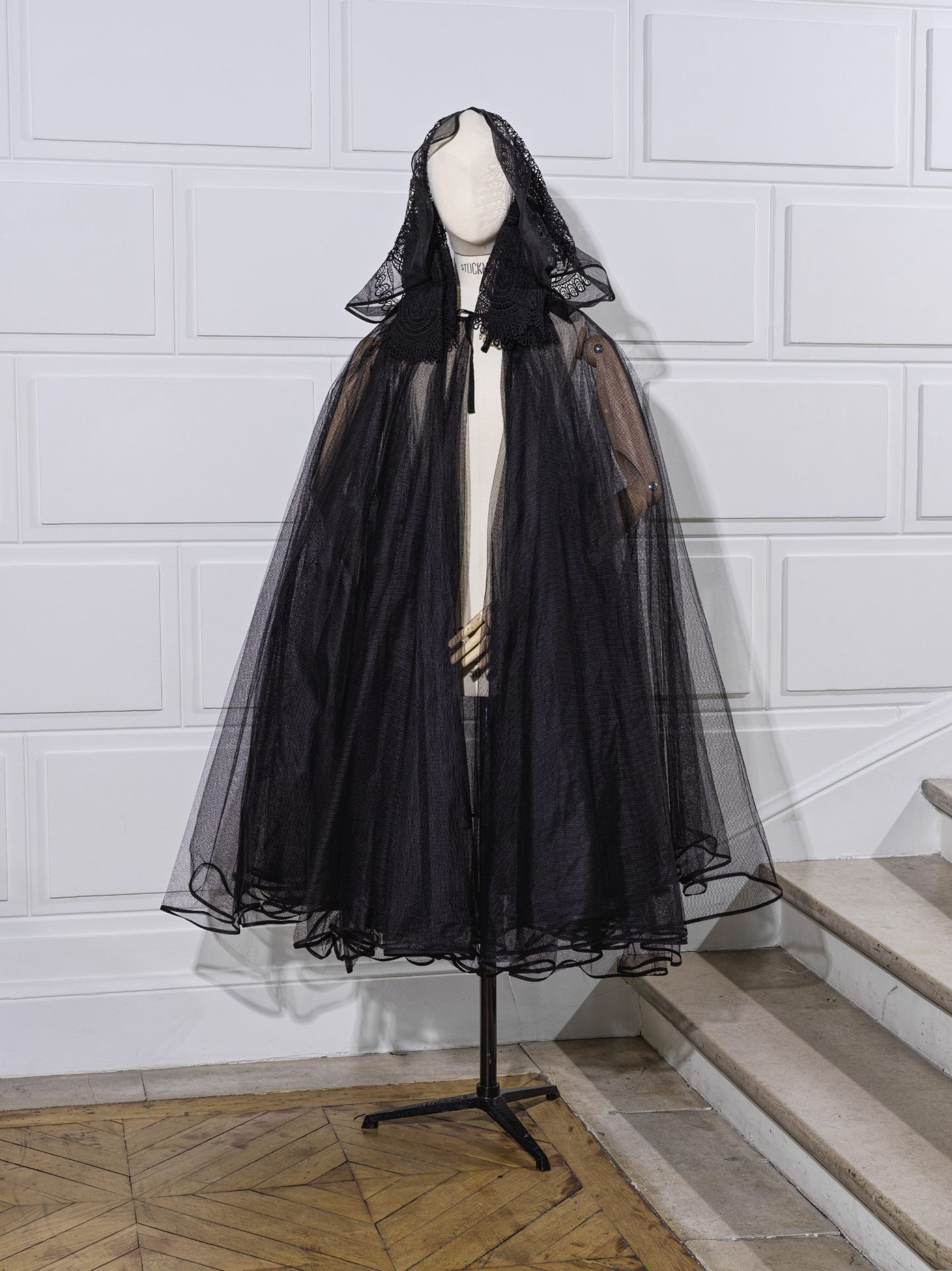 Jeanne LANVIN, Collection Haute Couture, circa 1915/1918. Cape du soir en tulle noir. Cr&#233;at...