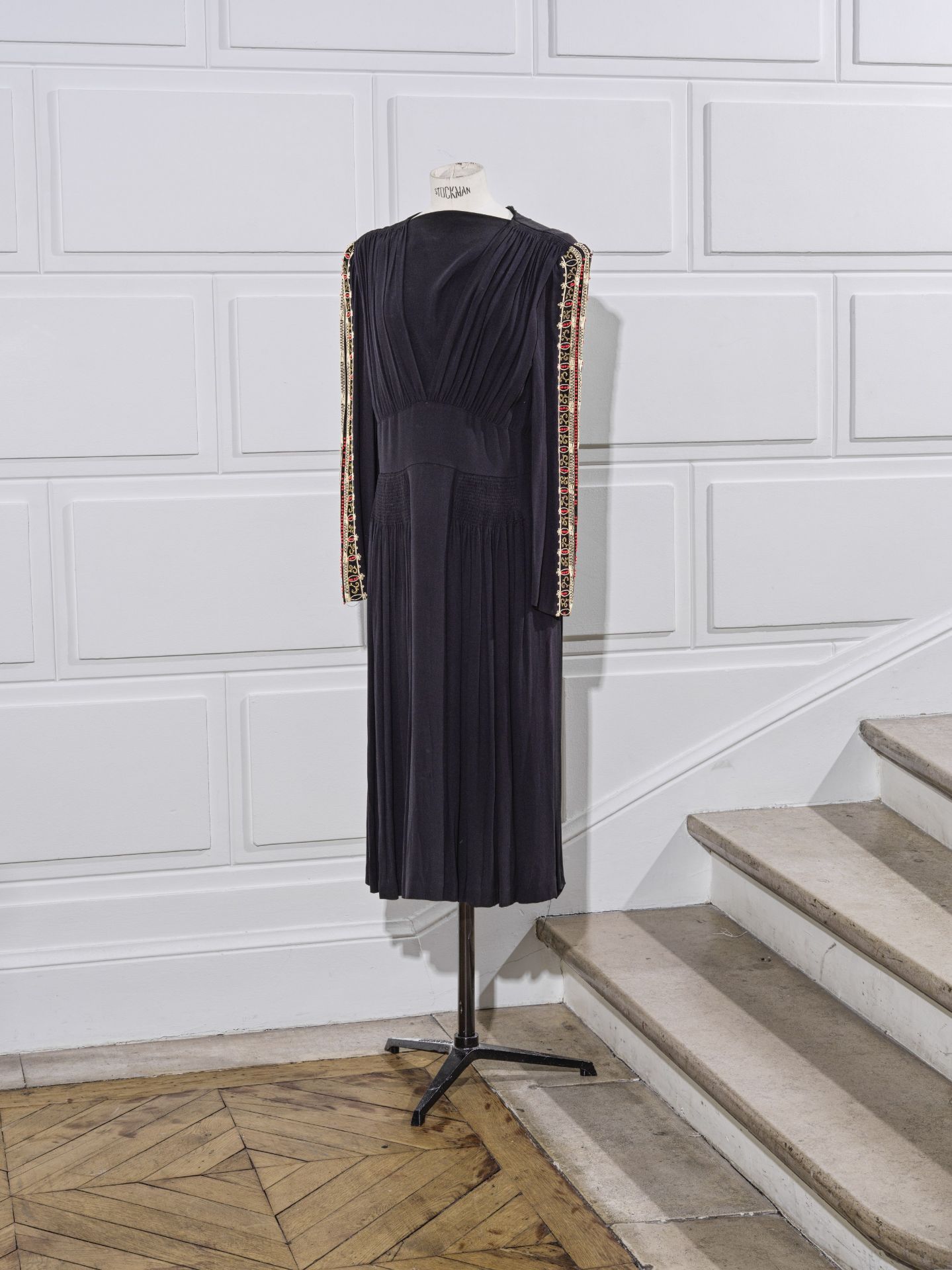 Anonyme, circa 1940. Robe de petit d&#238;ner en cr&#234;pe noir et broderie.