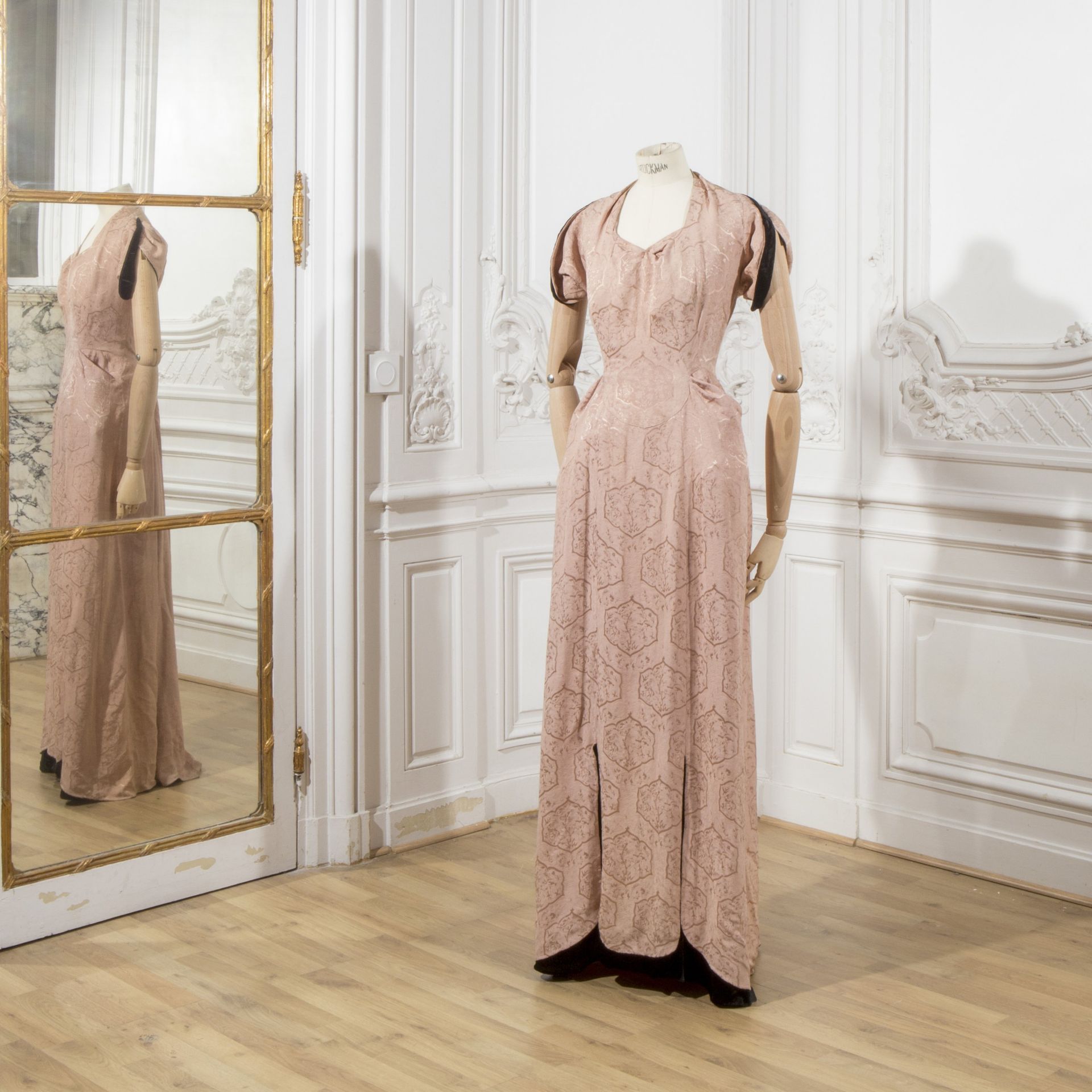 Joseph PAQUIN, collection Haute Couture, circa 1940. Robe du soir longue en toile rose th&#233;.