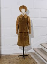 GIVENCHY, Collection Haute Couture, Automne-Hiver 1972. Tailleur de jour en porc velours camel. ...