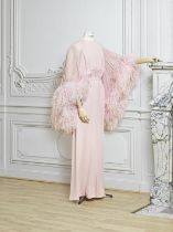 VALENTINO, collection Haute Couture, circa 1969. Robe du soir longue en cr&#234;pe de soie et mo...