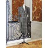 WORTH, collection Haute Couture, circa 1940. Manteau en fibranne noir et blanc. Directeur artist...