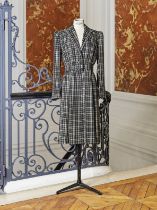 WORTH, collection Haute Couture, circa 1940. Manteau en fibranne noir et blanc. Directeur artist...