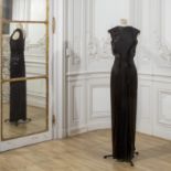 Nina RICCI, collection Haute Couture, circa 1938. Robe du soir longue en satin de soie noir. Cr&...