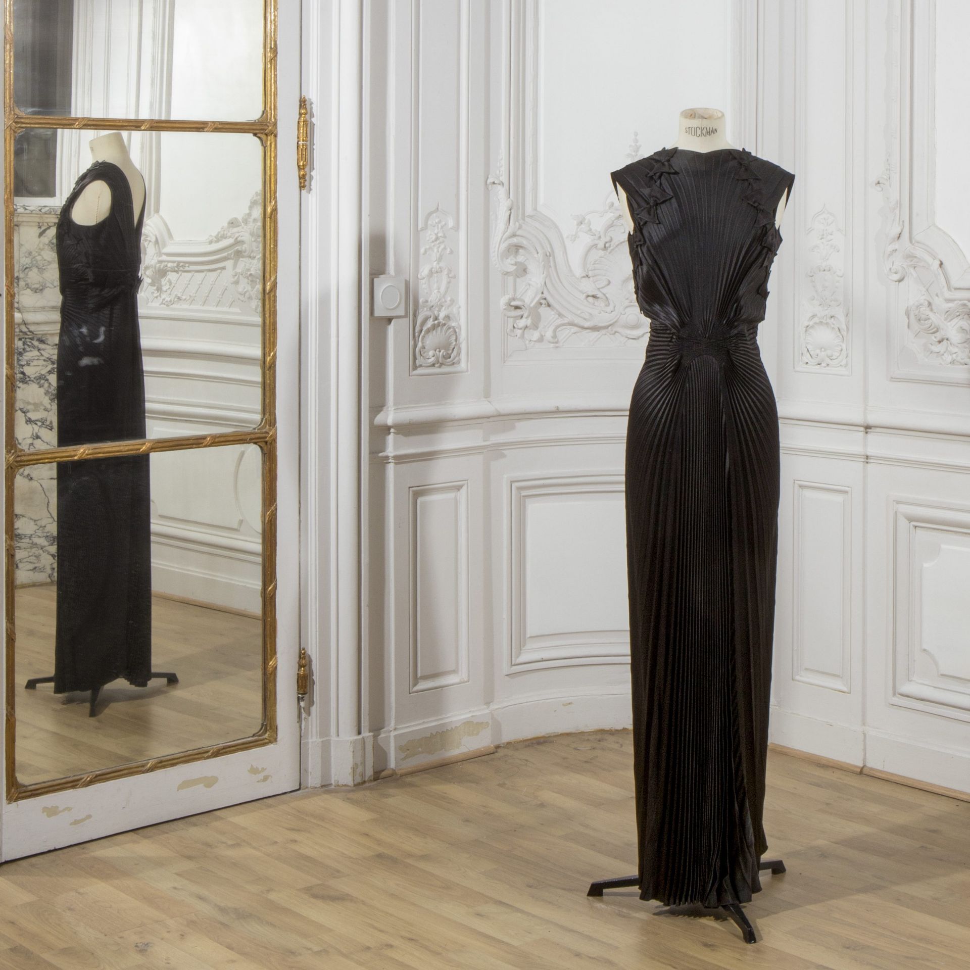 Nina RICCI, collection Haute Couture, circa 1938. Robe du soir longue en satin de soie noir. Cr&...
