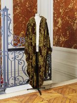 Jean-Louis SCHERRER, collection Haute Couture, fin des ann&#233;es 1980. Manteau du soir en velo...