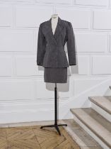 ALAIA, collection Pr&#234;t &#224; Porter, circa 1990. Tailleur jupe en jersey de laine grise ch...