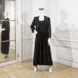 Yves SAINT LAURENT, collection Haute Couture, circa 1990. Robe du soir longue en jersey de soie ...