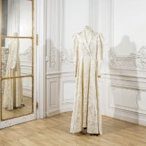 Madeleine DECRE, collection Couture, circa 1940. Manteau du soir long en satin damass&#233; ivoire.
