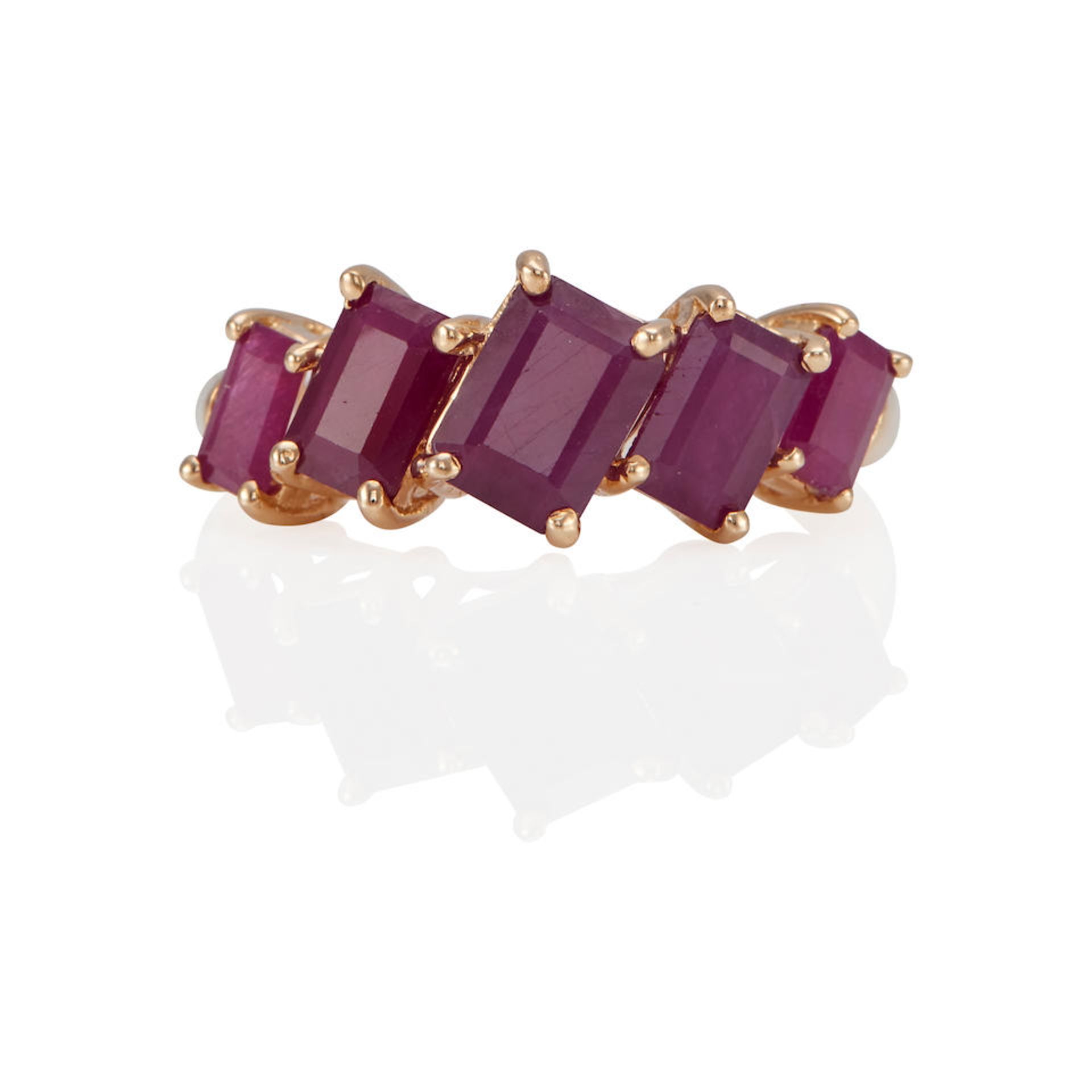 A 14K GOLD AND RUBY RING