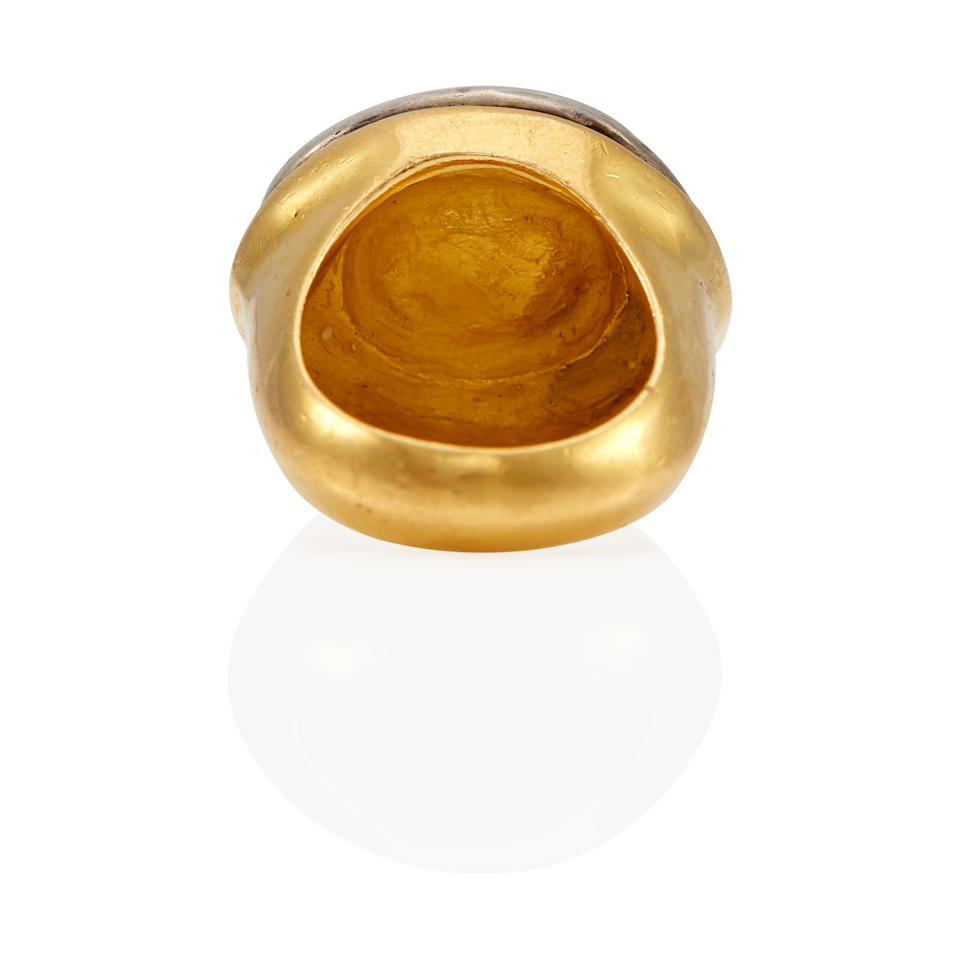 A 22K GOLD AND SILVER SIGNET RING - Image 2 of 3
