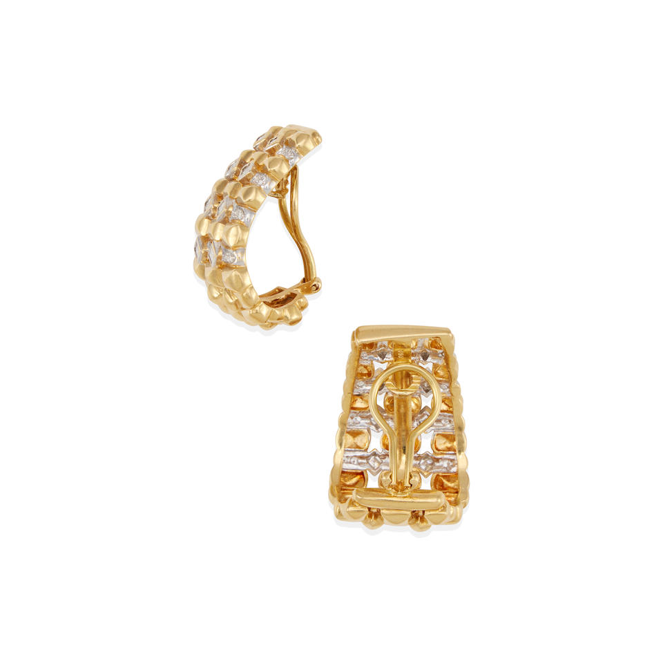 A PAIR OF 18K BI-COLOR GOLD AND DIAMOND EARCLIPS - Image 3 of 3