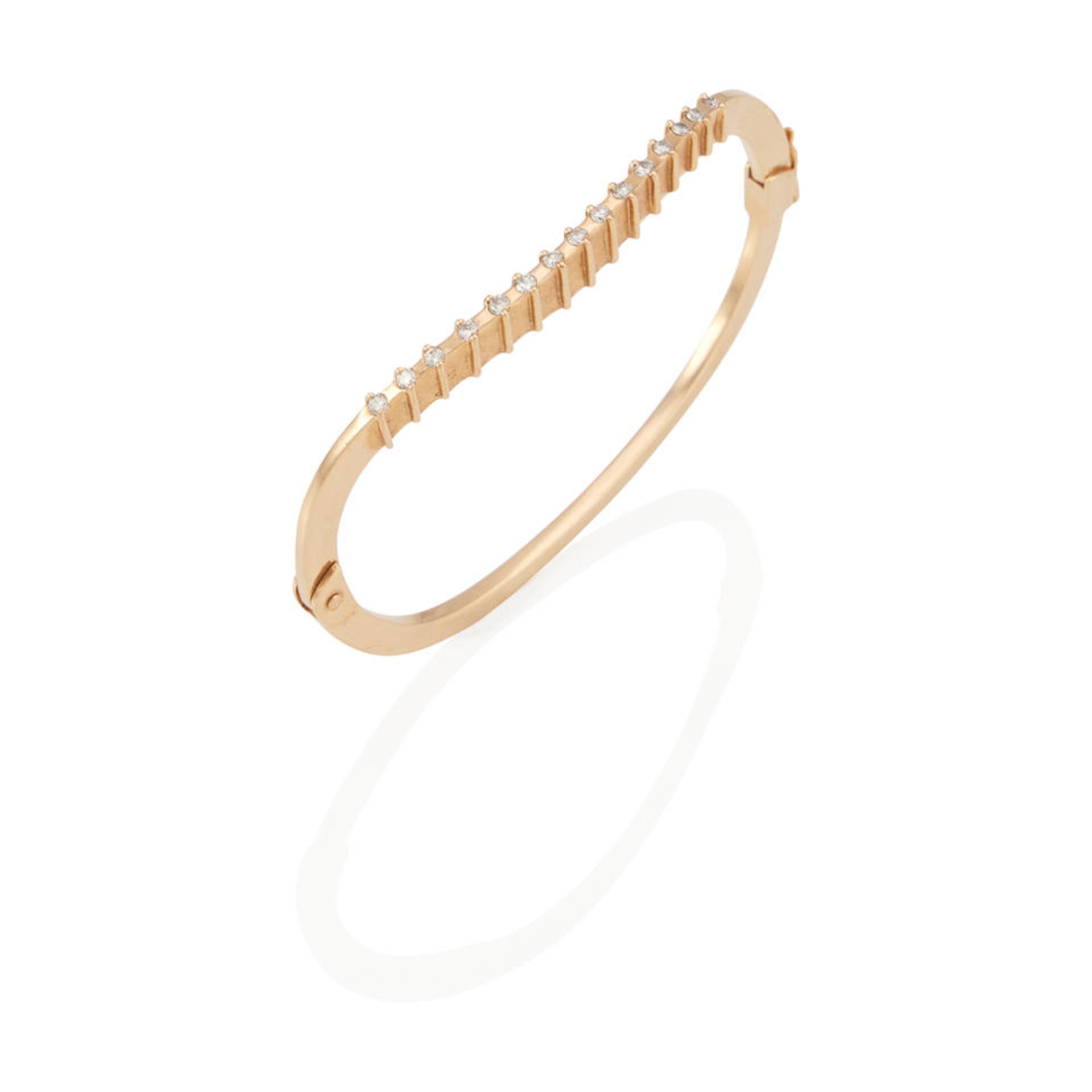 A 14K GOLD AND DIAMOND BANGLE BRACELET