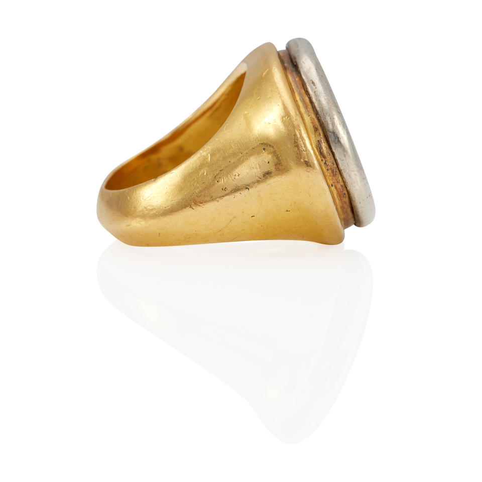 A 22K GOLD AND SILVER SIGNET RING - Image 3 of 3