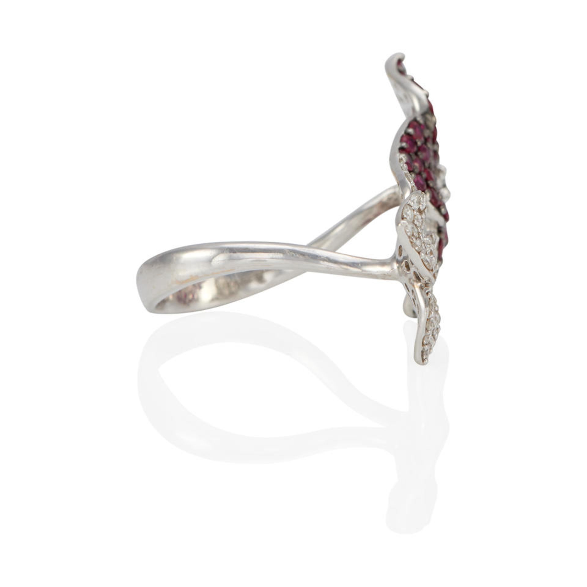 PIRANESI: AN 18K WHITE GOLD, RUBY AND DIAMOND RING - Bild 3 aus 3