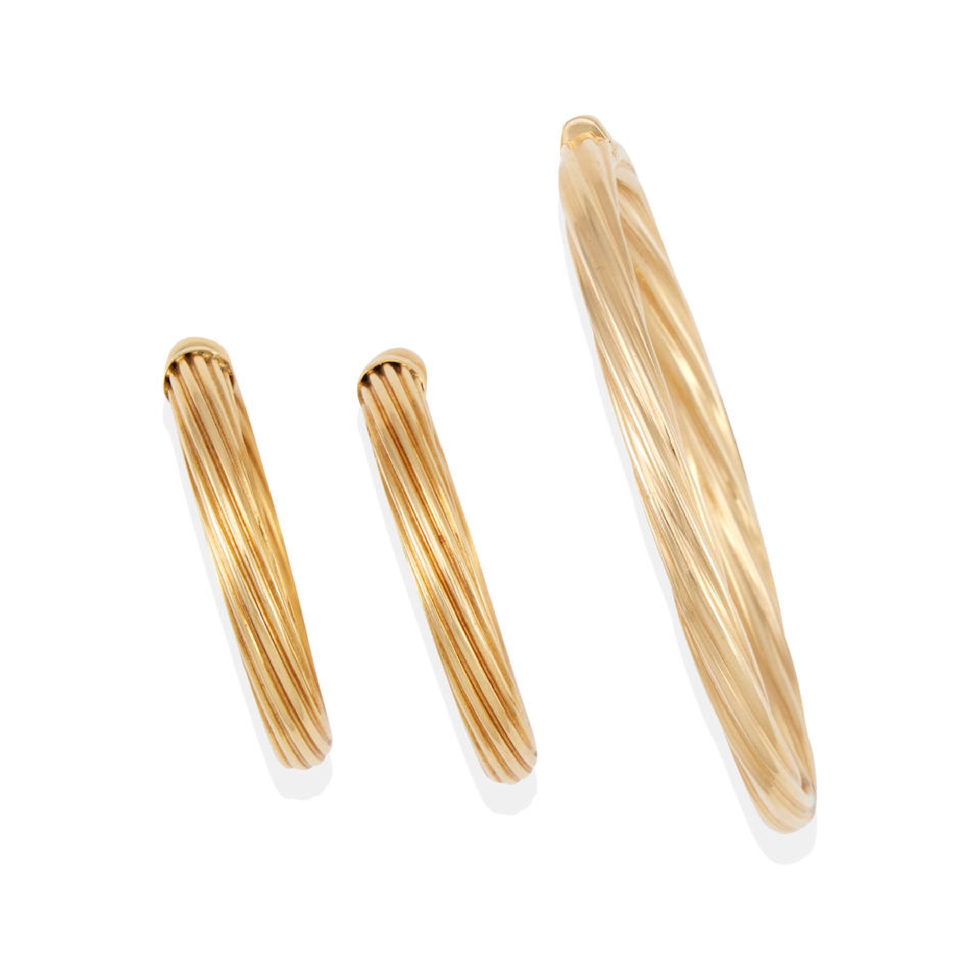 A 14K GOLD BANGLE BRACELET AND A PAIR OF 18K GOLD HOOP EARCLIPS