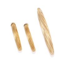 A 14K GOLD BANGLE BRACELET AND A PAIR OF 18K GOLD HOOP EARCLIPS