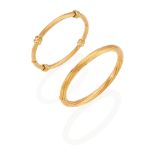 A PAIR OF 18K GOLD BANGLE BRACELETS