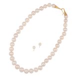 AN 18K GOLD AND CULTURED PEARL NECKLACE AND PAIR OF EARCLIPS