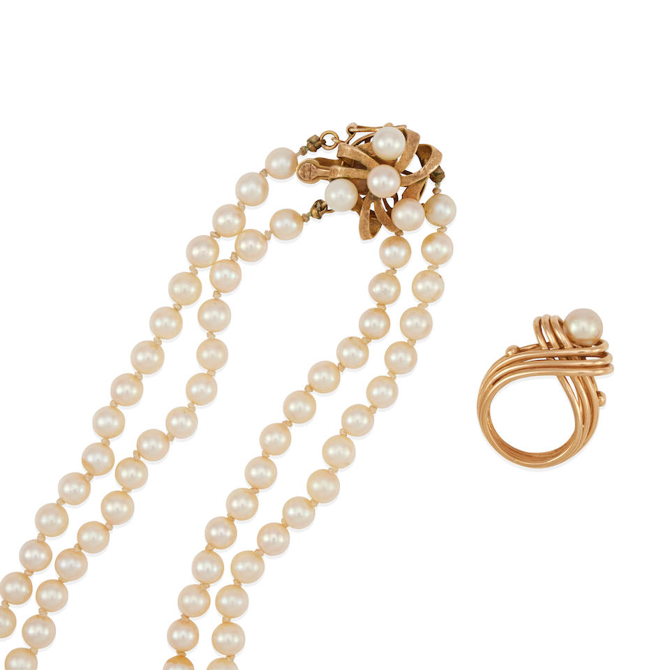 A GOLD AND CULTURED PEARL NECKLACE AND RING - Image 2 of 2