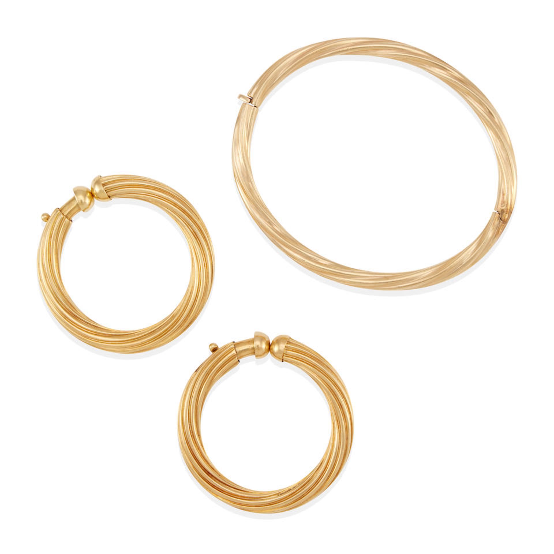 A 14K GOLD BANGLE BRACELET AND A PAIR OF 18K GOLD HOOP EARCLIPS - Bild 2 aus 2