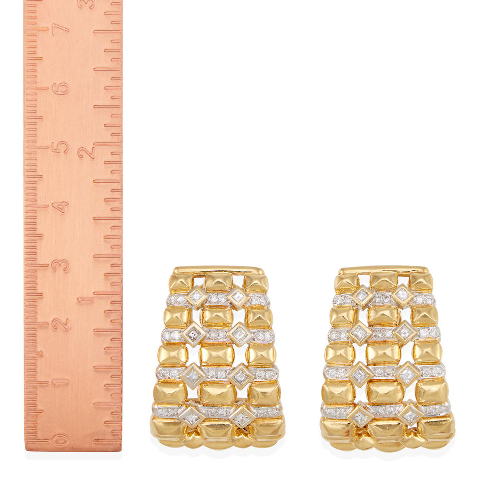 A PAIR OF 18K BI-COLOR GOLD AND DIAMOND EARCLIPS - Image 2 of 3