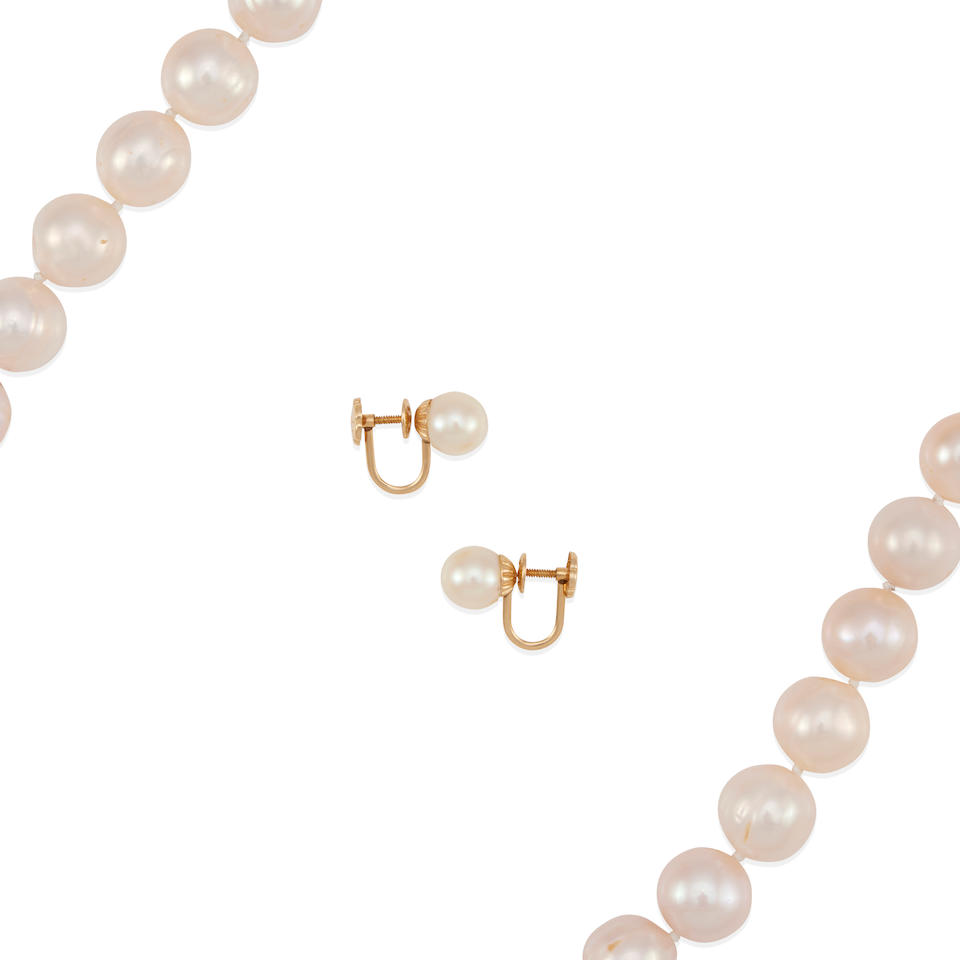 AN 18K GOLD AND CULTURED PEARL NECKLACE AND PAIR OF EARCLIPS - Image 2 of 2