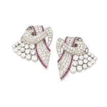 BROCHE DOUBLE CLIP RUBIS ET DIAMANTS, CIRCA 1945