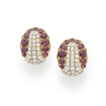 PAIRE DE CLIPS D'OREILLES RUBIS ET DIAMANTS