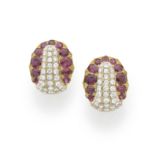 PAIRE DE CLIPS D'OREILLES RUBIS ET DIAMANTS