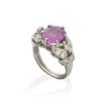 BAGUE SAPHIR ROSE ET DIAMANTS, CIRCA 1930