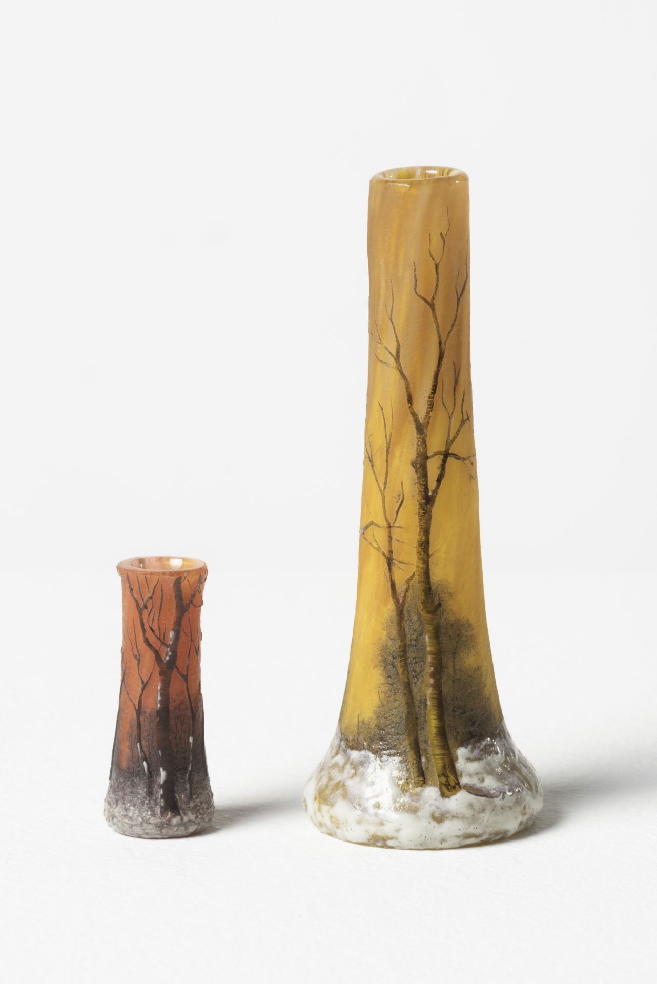 DAUM NANCY Suite de deux vases miniatures en verre multicouche d&#233;gag&#233; &#224; l'acide, ...