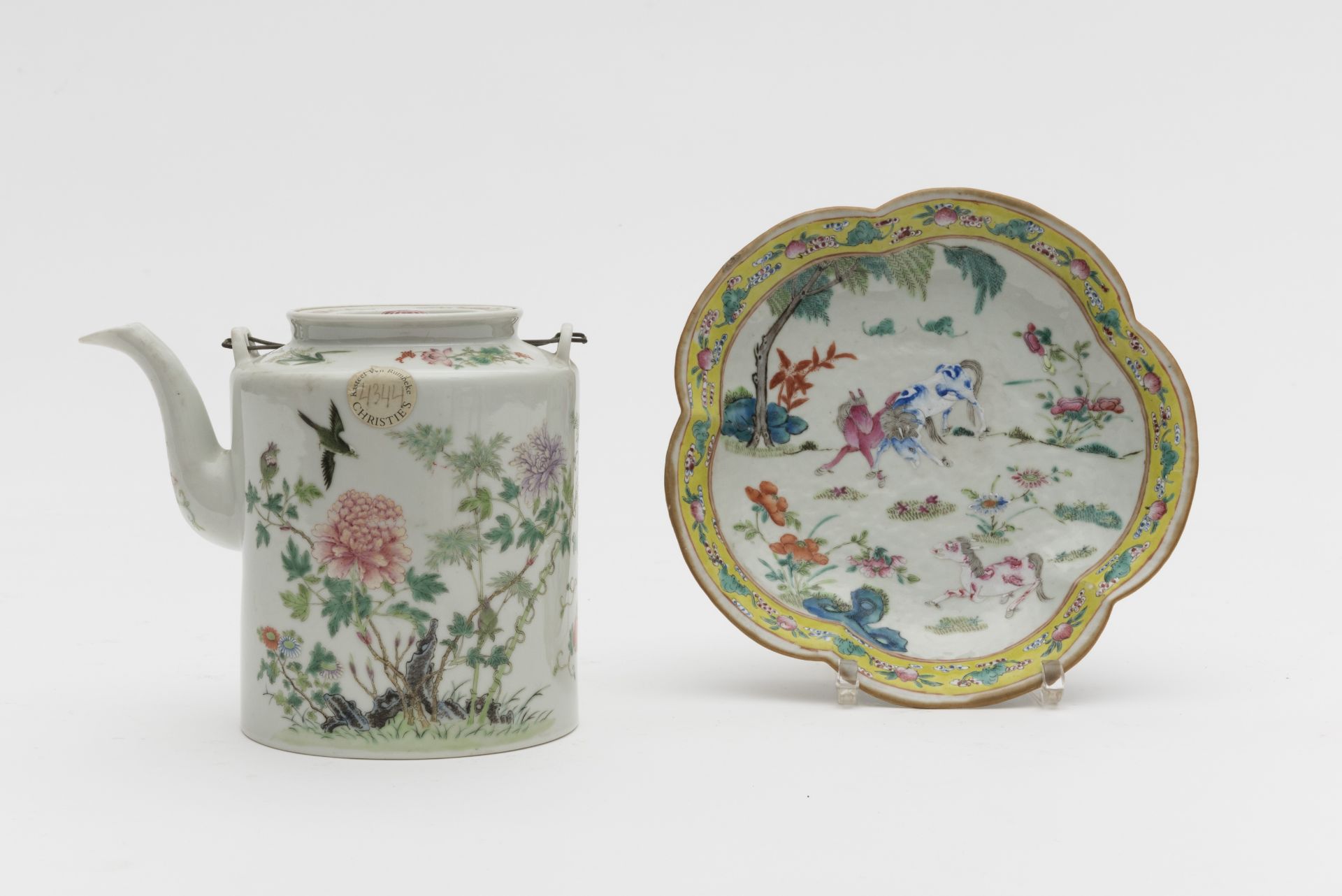 CHINE. Plat &#224; cinq lobes en porcelaine de la famille rose, 19e si&#232;cle