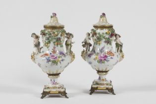 Dans le go&#251;t de Meissen, paire de vases couverts en porcelaine, 19e si&#232;cle