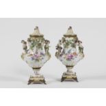 Dans le go&#251;t de Meissen, paire de vases couverts en porcelaine, 19e si&#232;cle