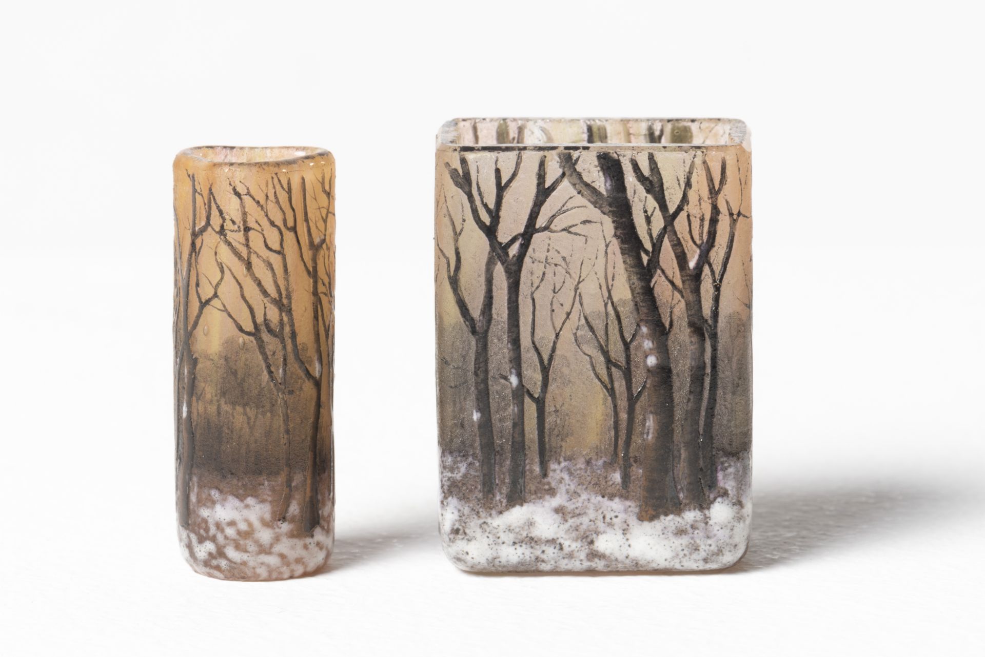 DAUM NANCY Suite de deux vases miniatures en verre multicouche d&#233;gag&#233; &#224; l'acide, ...