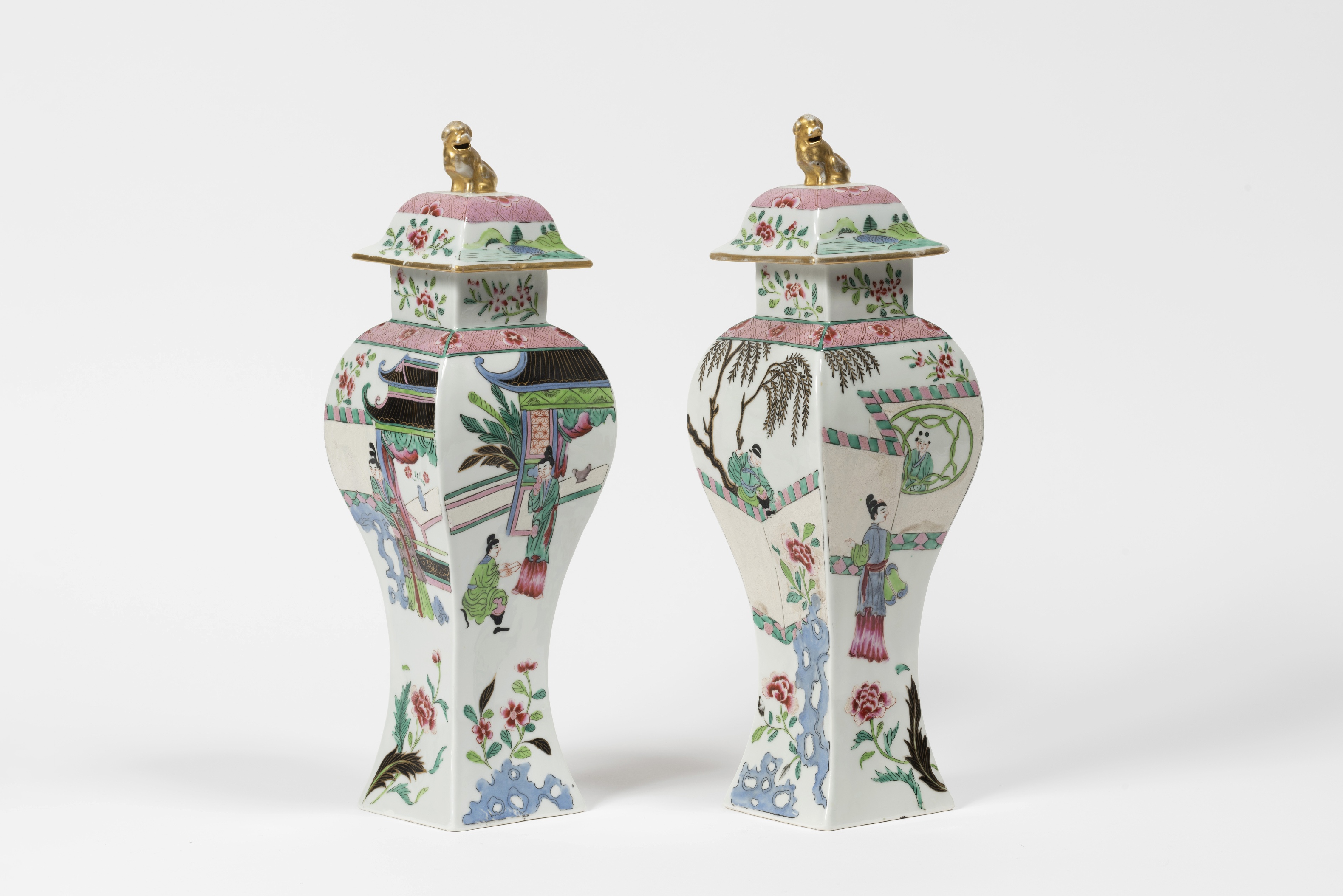 Dans le go&#251;t de la Chine. Grande paire de vases de forme balustre. France, 19e si&#232;cle