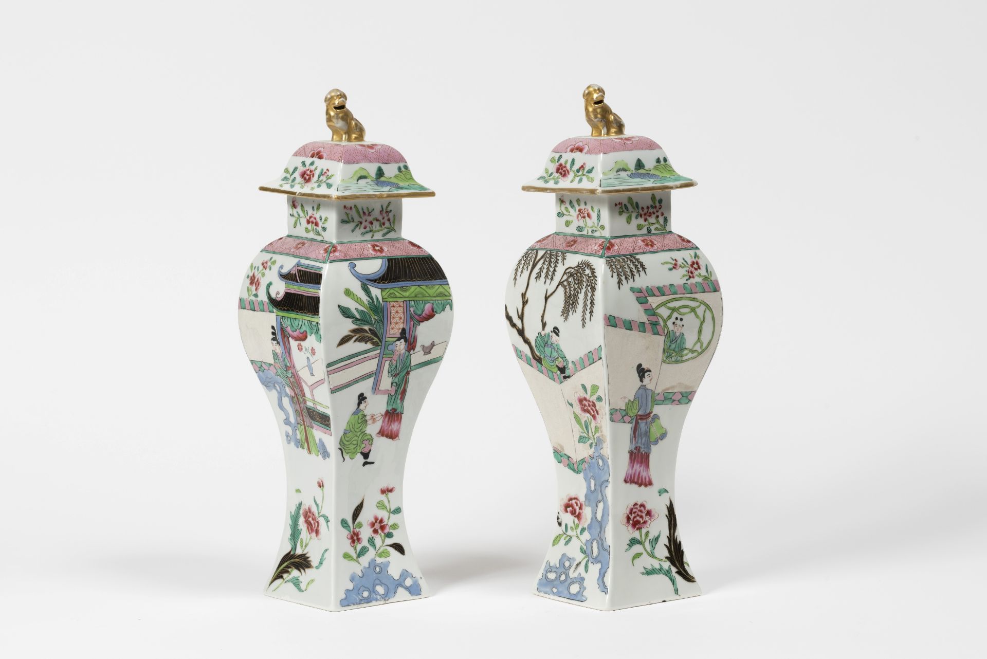 Dans le go&#251;t de la Chine. Grande paire de vases de forme balustre. France, 19e si&#232;cle