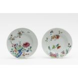 CHINE. Suite de deux assiettes en porcelaine. Epoque Yongzheng (1723-1735)
