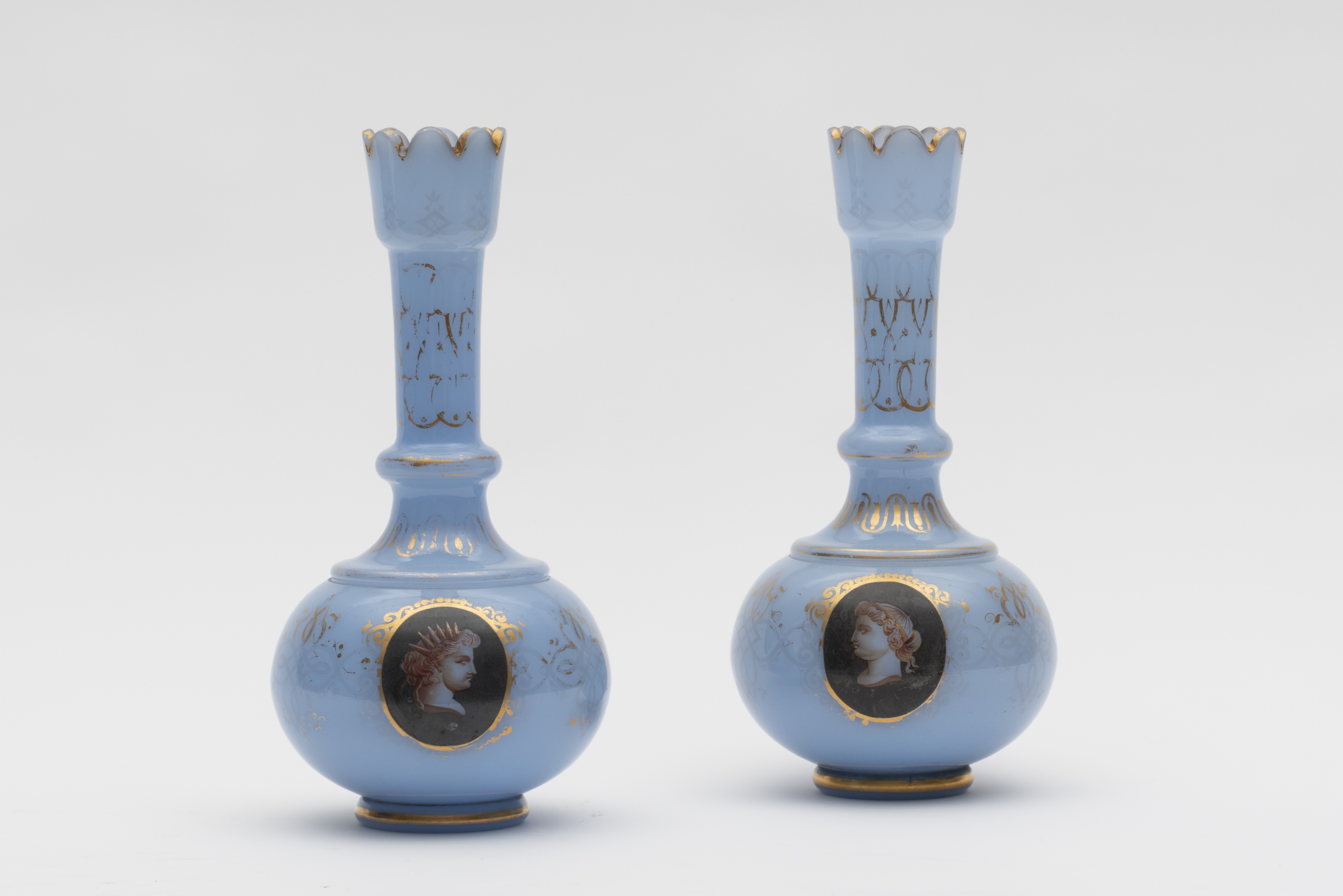 TRAVAIL DU GRAND TOUR Paire de vases en opaline, 19e si&#232;cle